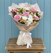 Букет цветов из:  Гвоздики, Орхидеи и Розы в Яреге