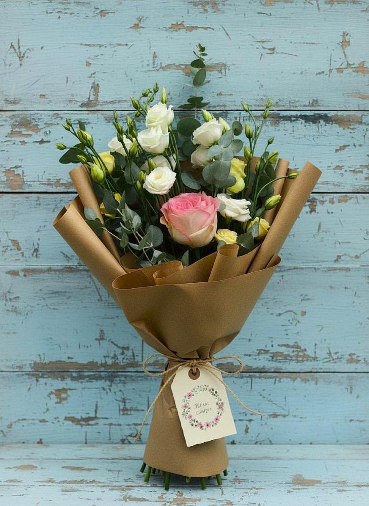 Букет цветов из: Розы и Лизиантусы в Яреге