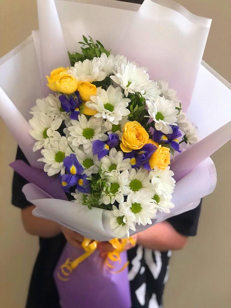 Букет цветов из: Ирисы, Хризантемы и Розы в Яреге