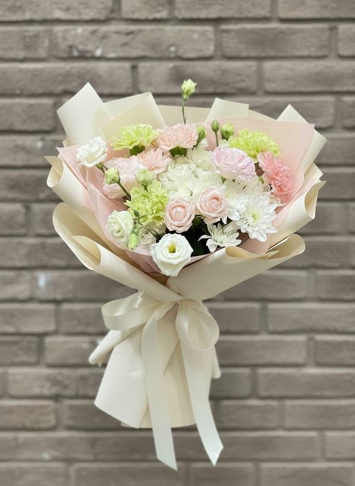 Букет цветов из: Гвоздики, Розы, Лизиантусы и Хризантемы в Яреге