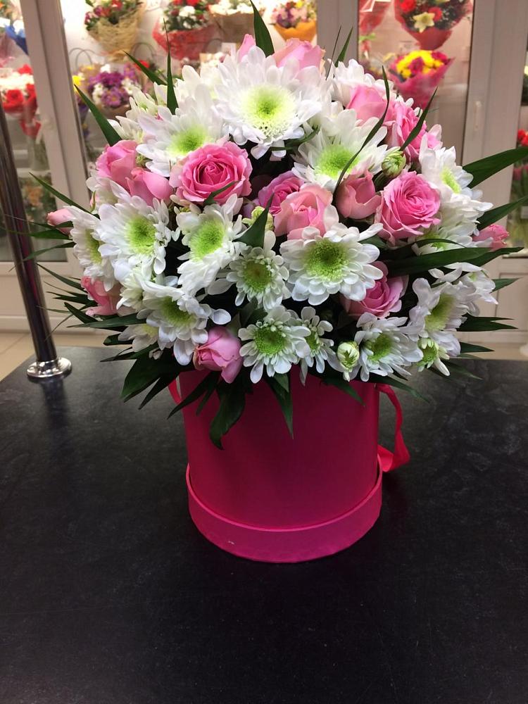 Цветочная композиция из Розы и Хризантемы в шляпной коробке в Яреге