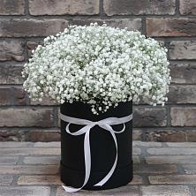 Цветочная композиция из Гипсофила в шляпной коробке в Яреге