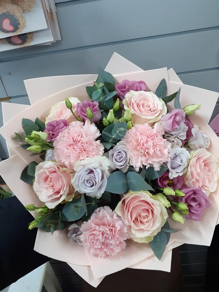 Букет цветов из: Розы, Гвоздики и Лизиантусы в Яреге