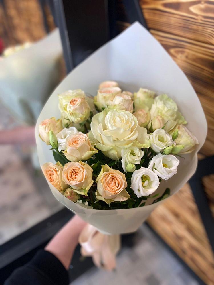 Букет цветов из: Розы и Лизиантусы в Яреге